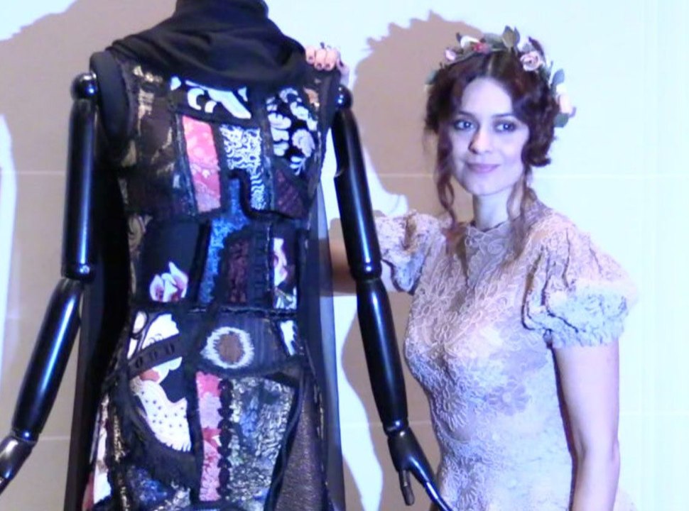 Exclu Vidéo : Fashion Week HC : La chanteuse Emilie Simon marraine de la nouvelle collection de Franck Sorbier : "Ces robes sont aux couleurs de mon album Mue !  "