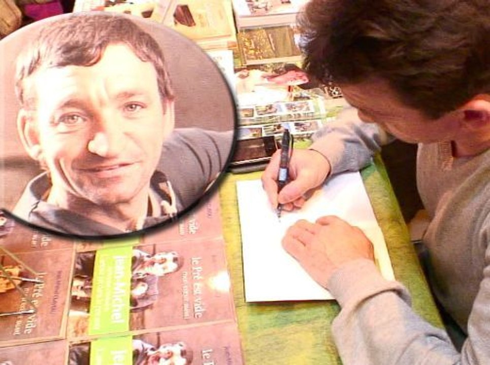 Exclu video: Jean-Michel Claveau (L'amour est dans le pré) rencontre ses fans au salon du livre !