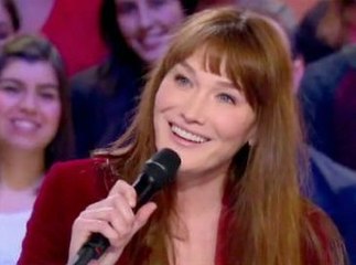 Public Zap : Carla Bruni souriante et charmeuse sur le plateau du Grand Journal !