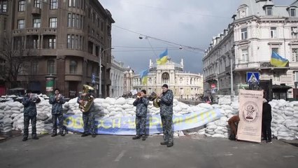 Ukrayna'da ordu bandosundan barikatların önünde moral konseri
