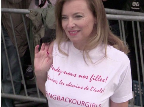 Exclu Vidéo : Valérie Trierweiler : au défilé Dior, elle impose son t-shirt #BringBackOurGirls !