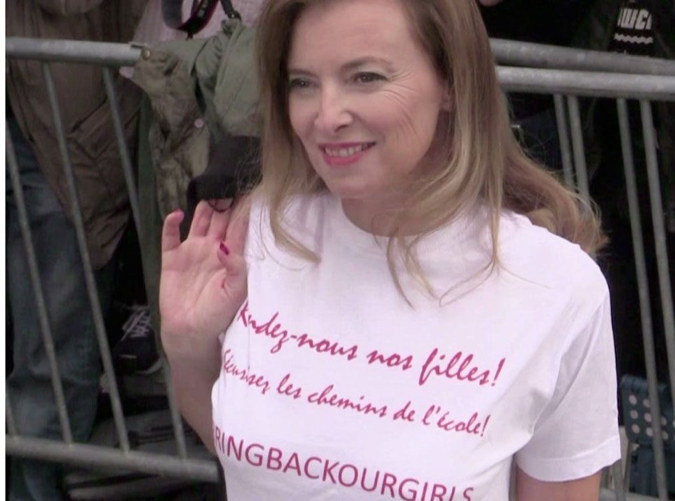 Exclu Vidéo : Valérie Trierweiler : au défilé Dior, elle impose son t-shirt #BringBackOurGirls !