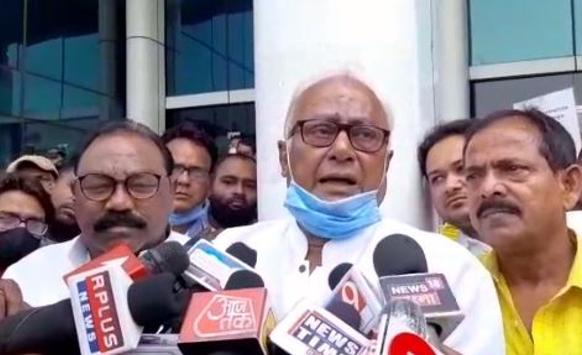 মুখ্যমন্ত্রীর বিমান বিভ্রাট নিয়ে বিক্ষোভ সমাবেশ...