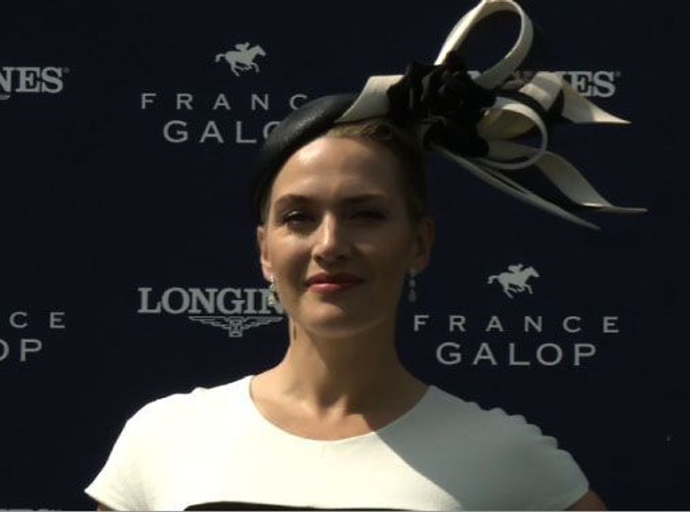 Exclu Vidéo : Découvrez la resplendissante Kate Winslet à Chantilly qui a su imposer son style au Prix de Diane !