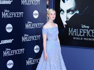 Exclu vidéo : Elle Fanning : rayonnante à la première mondiale de "Maléfique" !