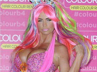 Exclu Vidéo : Le mannequin Katie Price à Londres fait fureur lors d'un photocall !