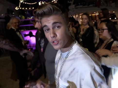 Exclu Vidéo : Justin Bieber : Cannes, c'est super ! ... Découvrez ce que le chanteur fait à Cannes !