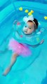 Baby cute belajar berenang
