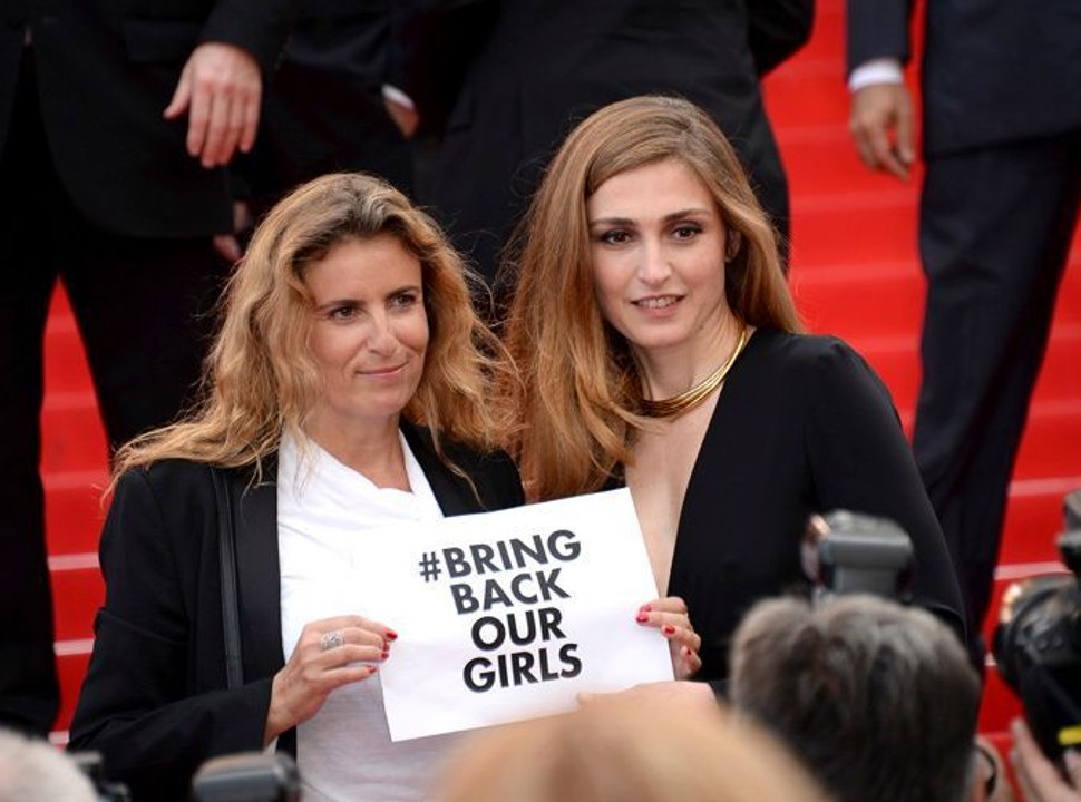 Exclu vidéo : Julie Gayet : découvrez sa montée des marches aux côtés de Mika !