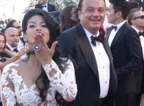 Exclu vidéo : Ayem : sublime pour monter les marches du Palais du festival de Cannes !