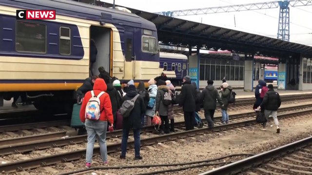 A KIev, la gare est bondée en raison de l'afflux de réfugiés