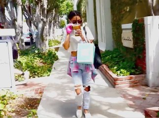 Exclu Vidéo : Vanessa Hudgens : elle s'offre un après-midi shopping la main dans le plâtre !