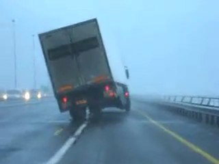 Camion renversé par le vent