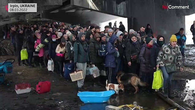 Guerre en Ukraine : les habitants de la ville d'Irpin fuient les bombardements russes