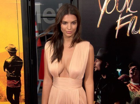 Exclu Vidéo : Emily Ratajkowski : robe fendue et décolleté provocant... Une déesse sur tapis rouge !