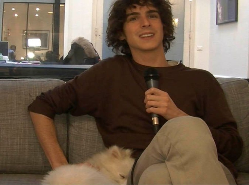 Exclu vidéo : Alvaro de La Nouvelle Star : "Ma famille savait que ça allait être compliqué pour moi, car je n'ai pas grandi dans la culture de la télévision."