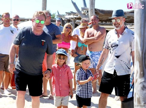 Elton John : Vacances en famille sous le soleil de Saint-Tropez !