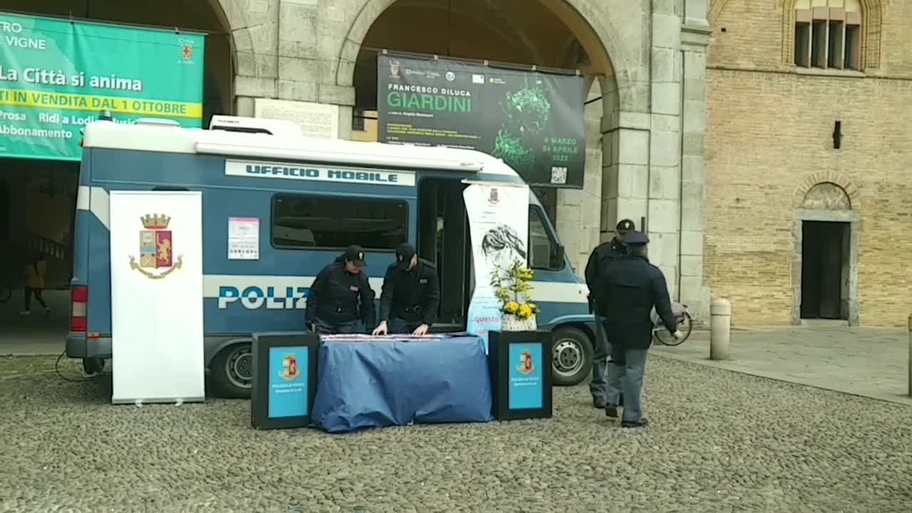 8 marzo, camper della Polizia a Lodi per la campagna "Questo non e' amore"