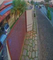 Carro é arremessado e capota em colisão dentro de condomínio no Lago Sul