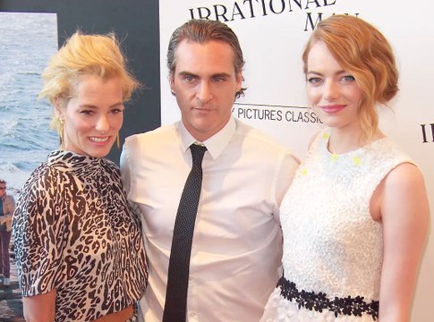 Exclu Vidéo : Emma Stone, Joaquin Phoenix, Parker Posey... Élégance au rendez-vous pour l'avant-première de L'Homme irrationnel
