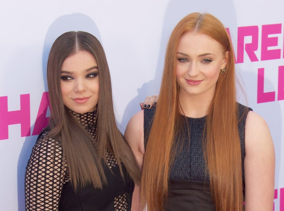 Exclu Vidéo : Hailee Steinfeld et Sophie Turner : complices pour le photocall du film "Barely Lethal"