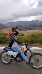 Il boit de l'alcool en conduisant sa moto et ça ne pouvait que mal finir !