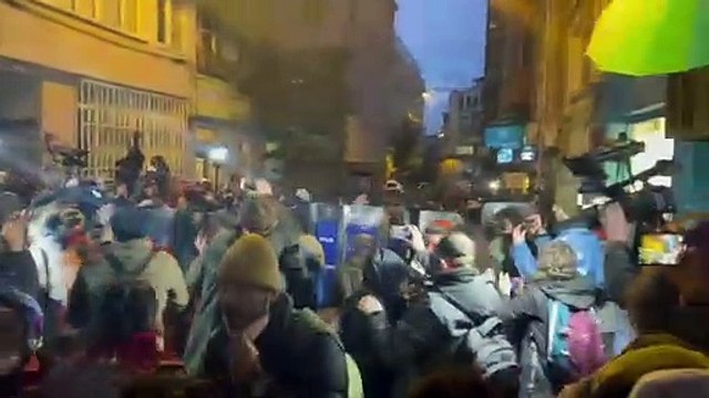 Polis, Feminist Gece Yürüyüşü için toplananlara biber gazı sıktı