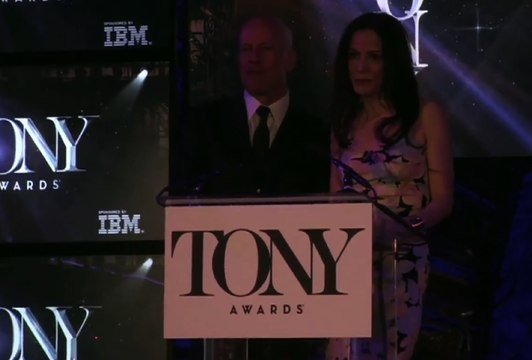 Vidéo : Bruce Willis et Mary-Louise Parker : duo de charme pour dévoiler la liste des nommés aux Tony Awards 2015 !