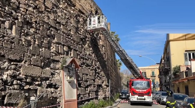 Palermo - Cadono calcinacci da Palazzo Reale, intervengono Vigili del Fuoco (08.03.22)