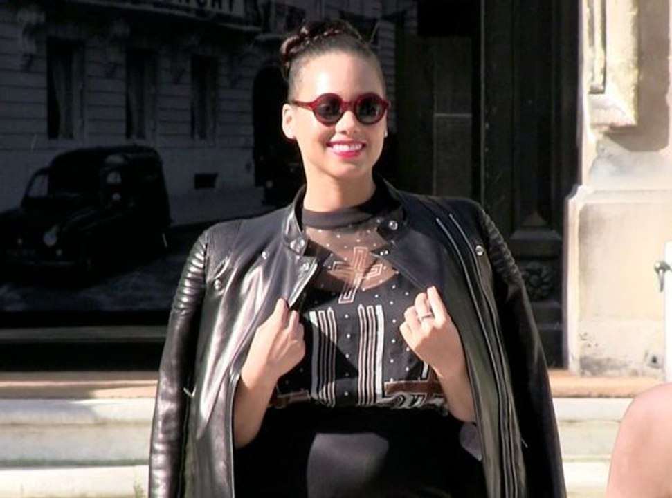 Vidéo : Alicia Keys : égérie de toute beauté et proche de ses fans à Paris !