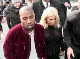 Vidéo : Kanye West et Kim Kardashian : grosse bousculade pour leur arrivée au défilé Louis Vuitton !