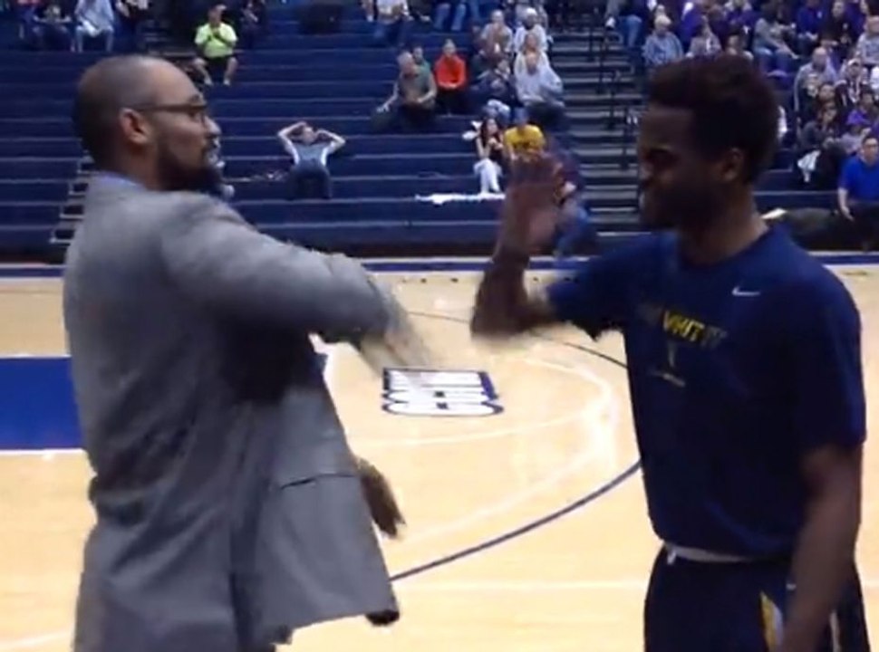 Zapping web : le roi du handshake !