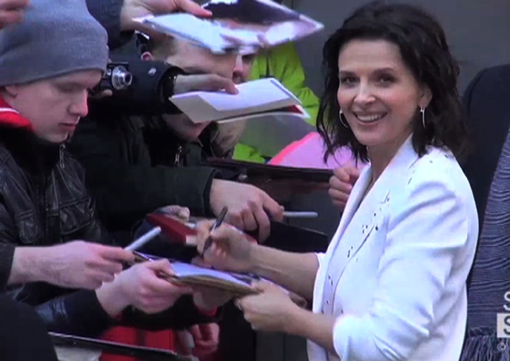 Vidéo : Juliette Binoche foule le tapis rouge à l'ouverture de la Berlinale