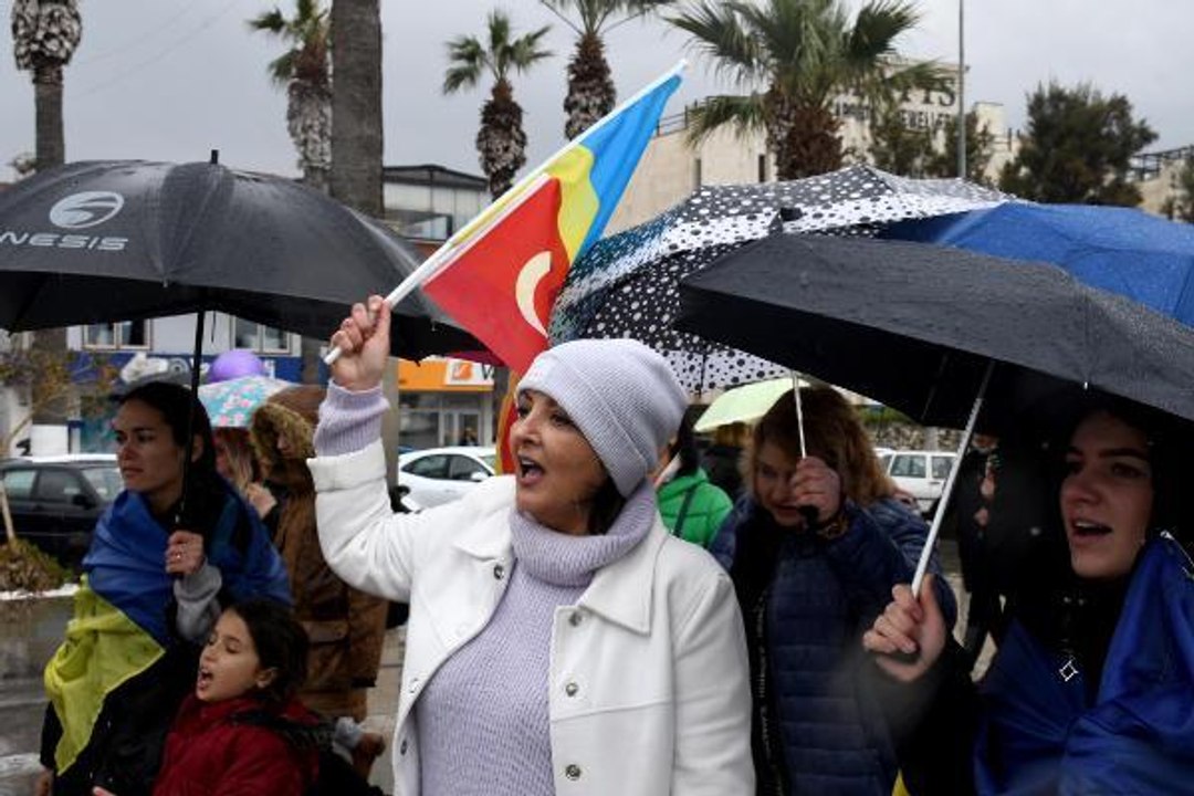 KUŞADASI'NA SIĞINAN UKRAYNALI KADINLAR, 8 MART DÜNYA KADINLAR GÜNÜ'NDE 'BARIŞ' İSTEDİ