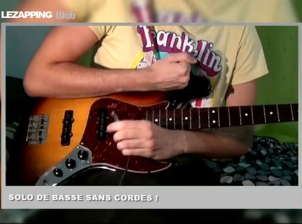Zapping web : Il joue un solo de basse sans les cordes !