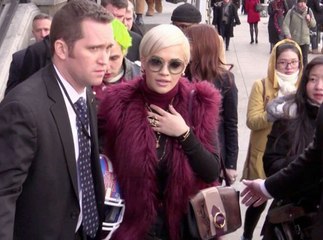 Vidéo : Rita Ora assiste au défilé de son beau-père Tommy Hilfiger à NYC