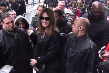 Exclu Vidéo : Carla Bruni-Sarkozy assiste au défilé de Jean-Paul Gaultier