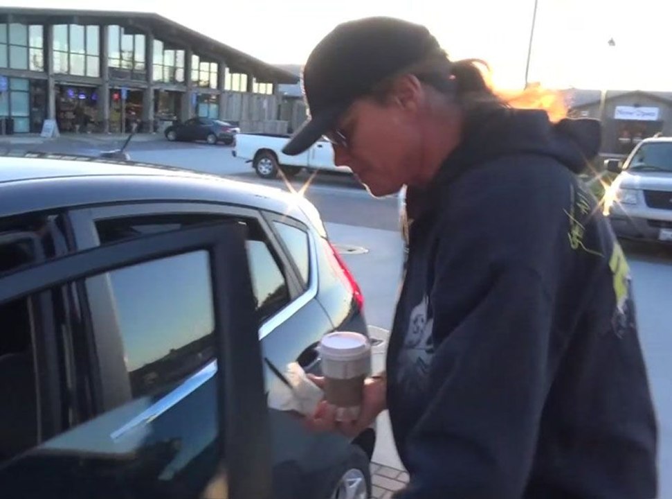 Vidéo : Bruce Jenner : sa première sortie après l’accident tragique