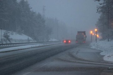 Bolu Dağı'nda kar yağışı ve sis etkili oluyor