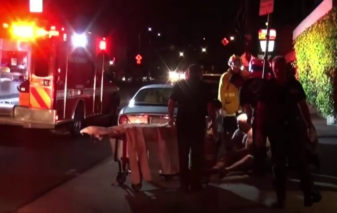 Exclu Vidéo : Chris Martin renverse un paparazzi avec sa voiture : L'a t-il fait exprès?