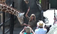 Exclu Vidéo : Heidi Klum rend visite... aux girafes du zoo !