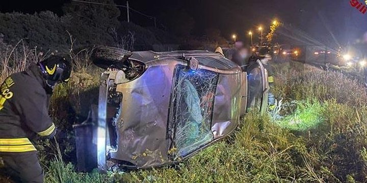 Isola di Capo Rizzuto (KR) - Auto si ribalta e finisce fuori strada a Le Castella (08.03.22)