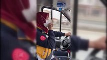 Sağlık Bakanı Koca, kadın ambulans şoförünün görüntülerini paylaştı