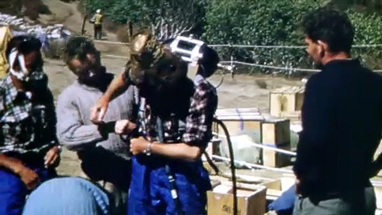 Beyond the Edge - Sir Edmund Hillarys Aufstieg zum Gipfel des Everest Trailer DF