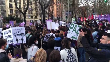 "Aquí estamos las feministas": avanza la manifestación del 8M en Madrid