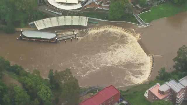 호주 동부, 폭우에 피해로 20명 사망·6만 명 대피령 / YTN