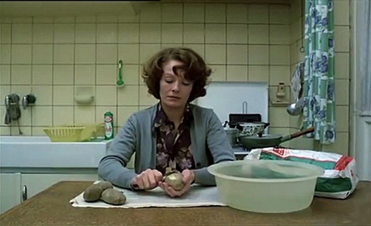 Jeanne Dielman schält Kartoffeln