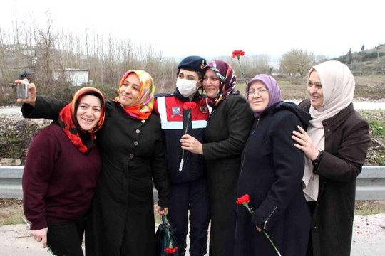 Son dakika haberleri: Jandarma ekipleri bu kez sadece kadın sürücüleri durdurdu: Böyle çevirmeye can kurban