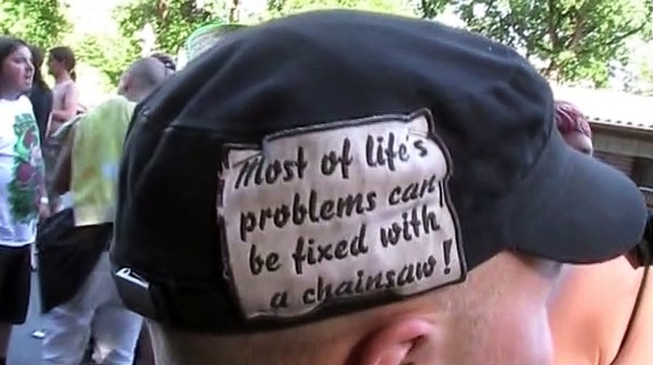 Metaller die auf Brüste starren Trailer DF