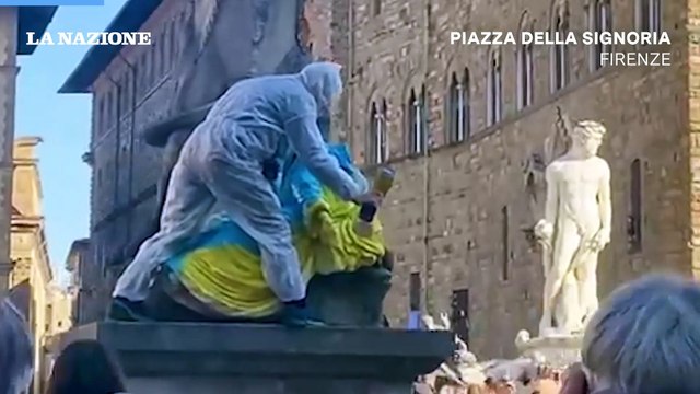 Imbratta statua in piazza della Signoria con i colori dell'Ucraina
